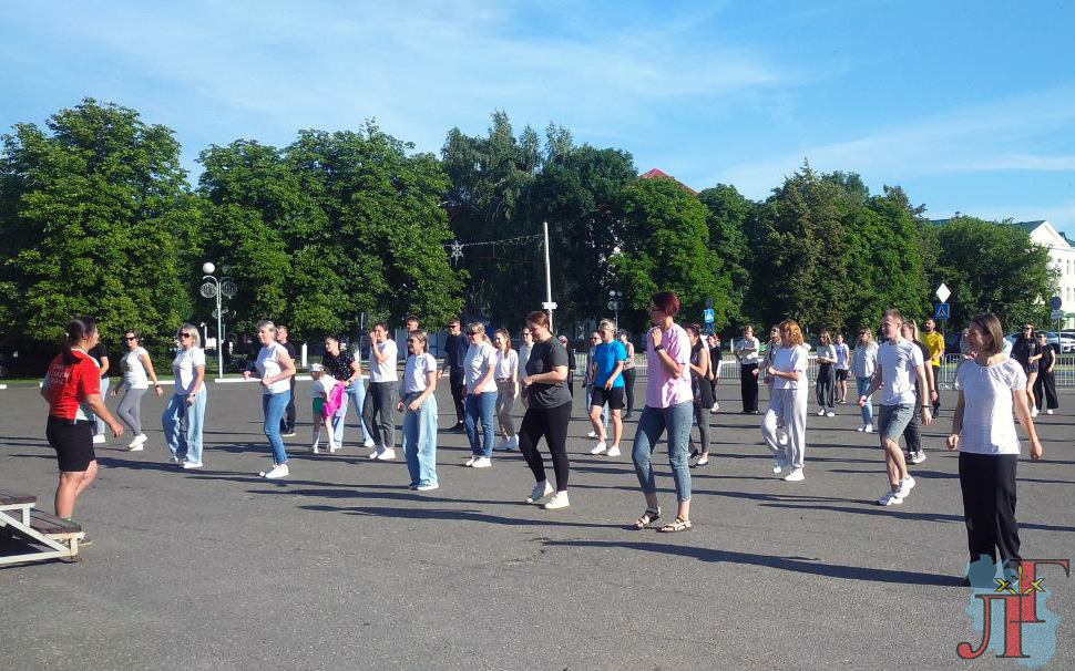 В рамках Недели молодежи и студенчества на центральной площади Любани состоялся челлендж «Народная зарядка»