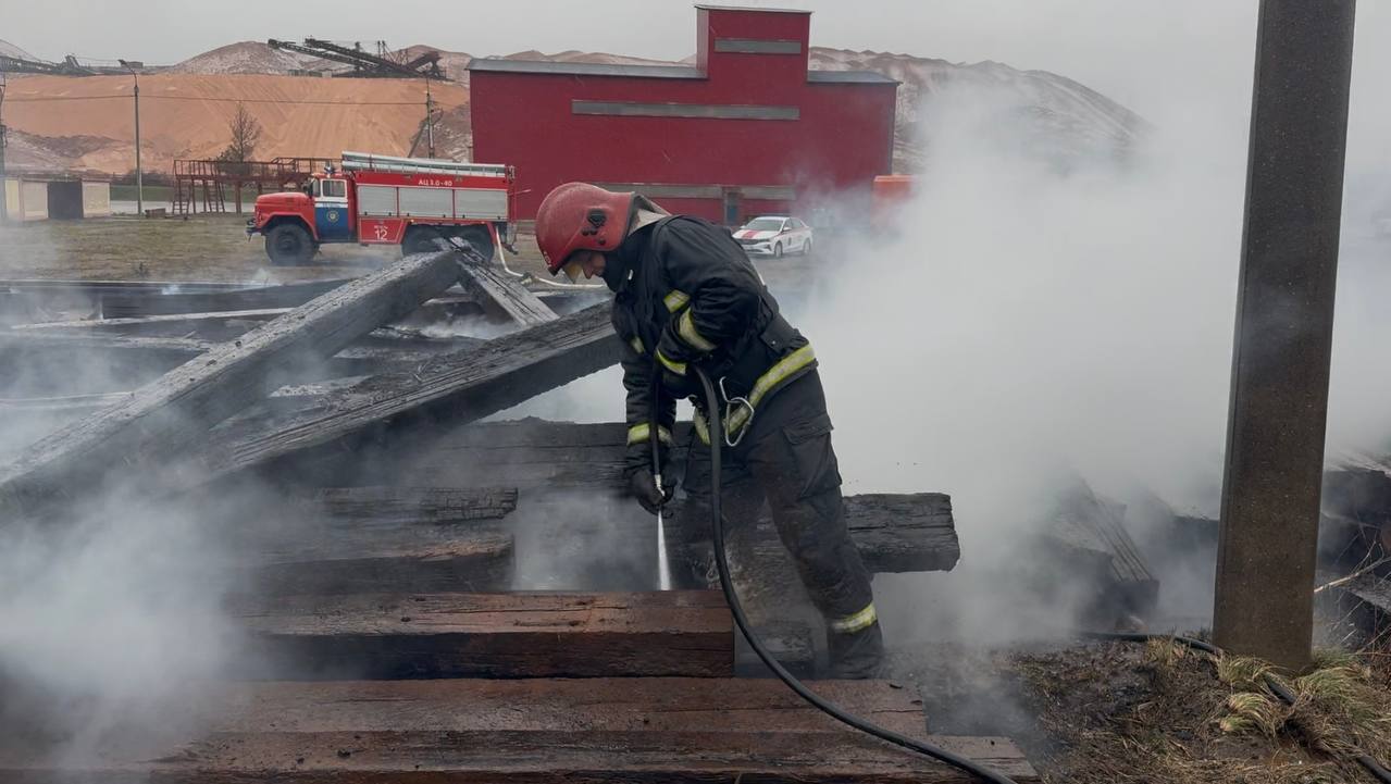 В Любани загорелись шпалы на железной дороге
