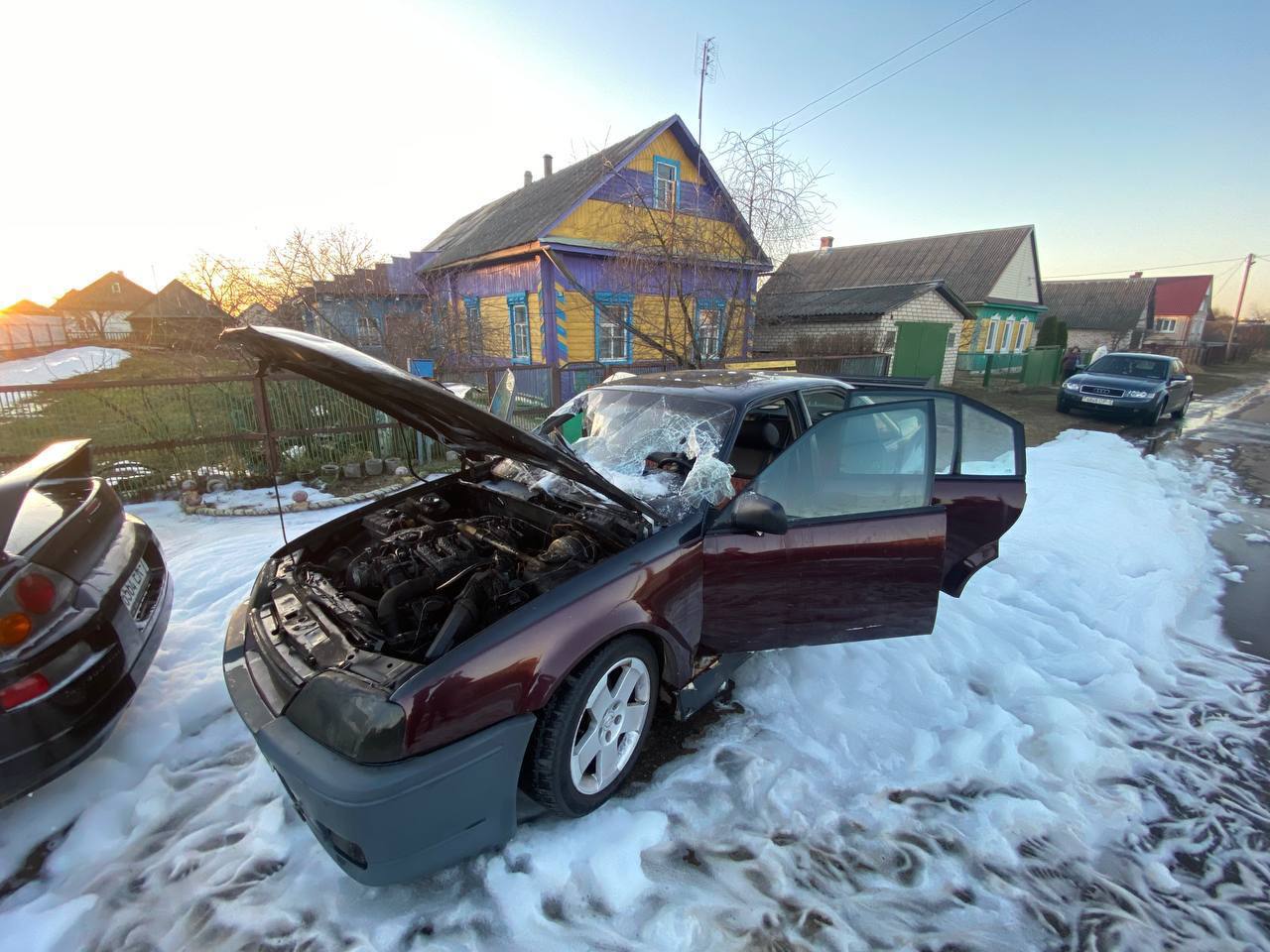 В Любани спасатели ликвидировали возгорание автомобиля во дворе жилого дома
