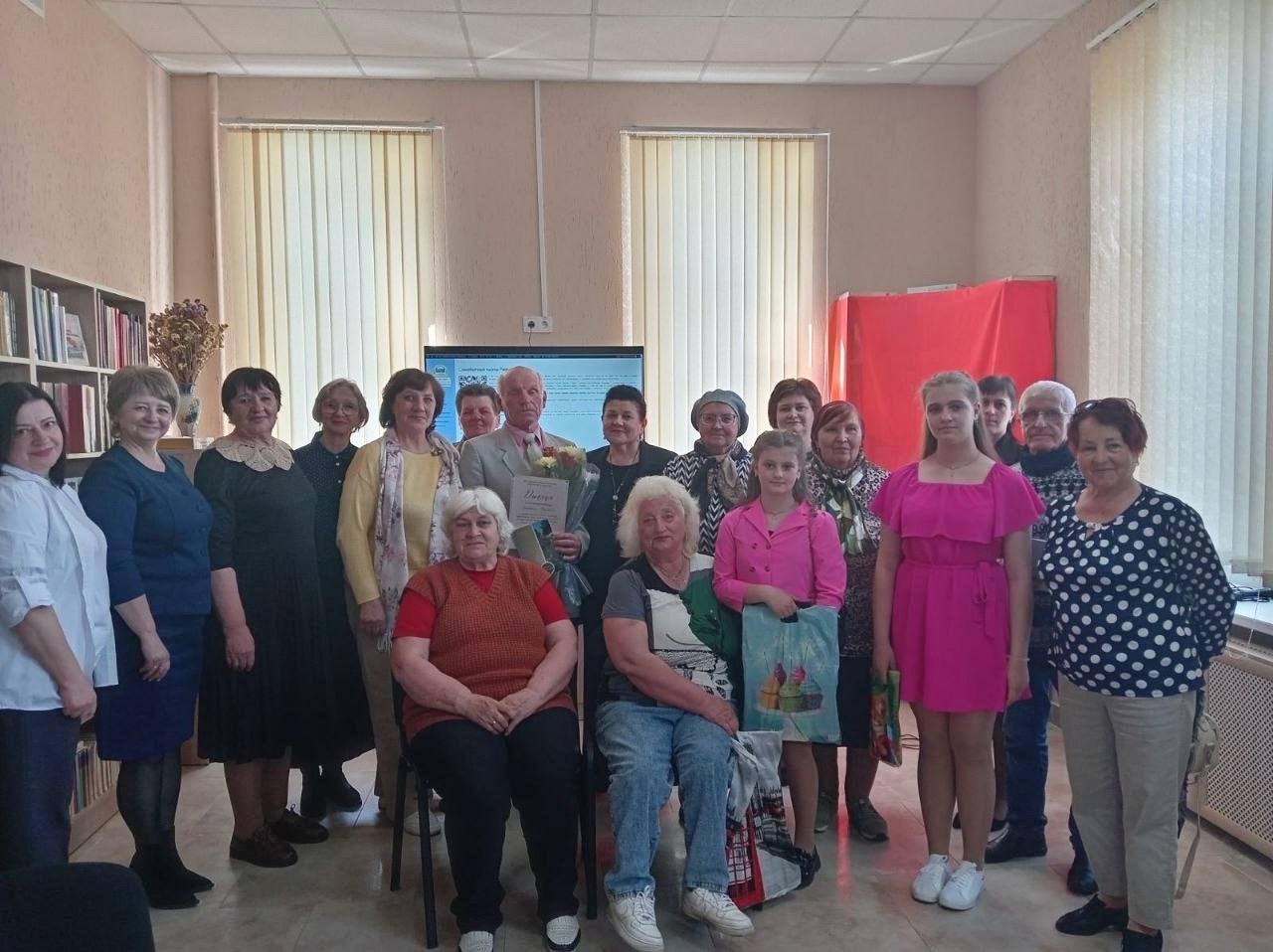 У Любанскай раённай цэнтральнай бібліятэцы імя І.А. Муравейкі адбылася прэзентацыя кнігі Анатоля Вялічкі — зборніка артыкулаў «Акрыляе жыццё – бацькоўскай хаты цяпло»
