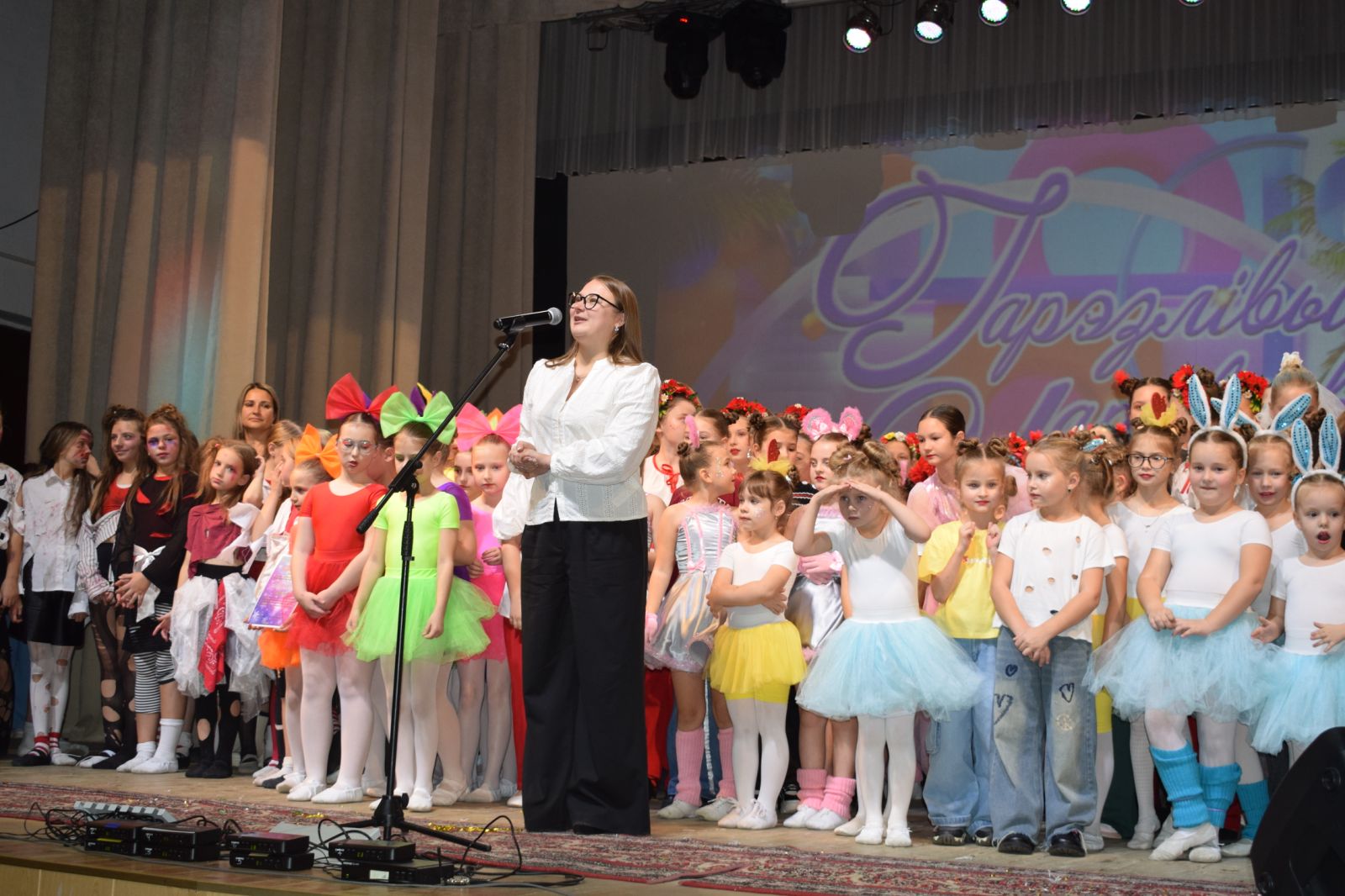 Делимся фото: участники фестиваля «Гарэзлівыя чаравічкі» блистали на сцене Сорочского СДК 