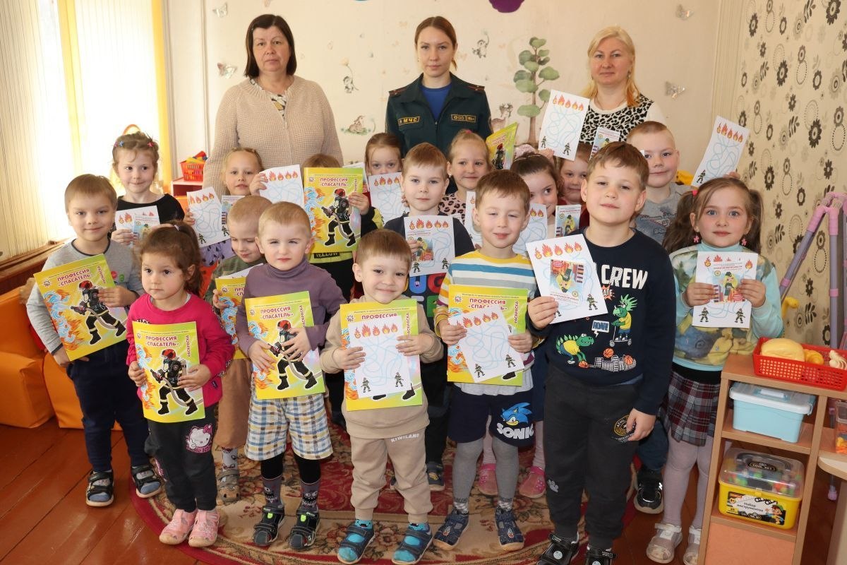 Инспектор Любанского РОЧС научила малышей из Уречья правильно вызывать спасателей