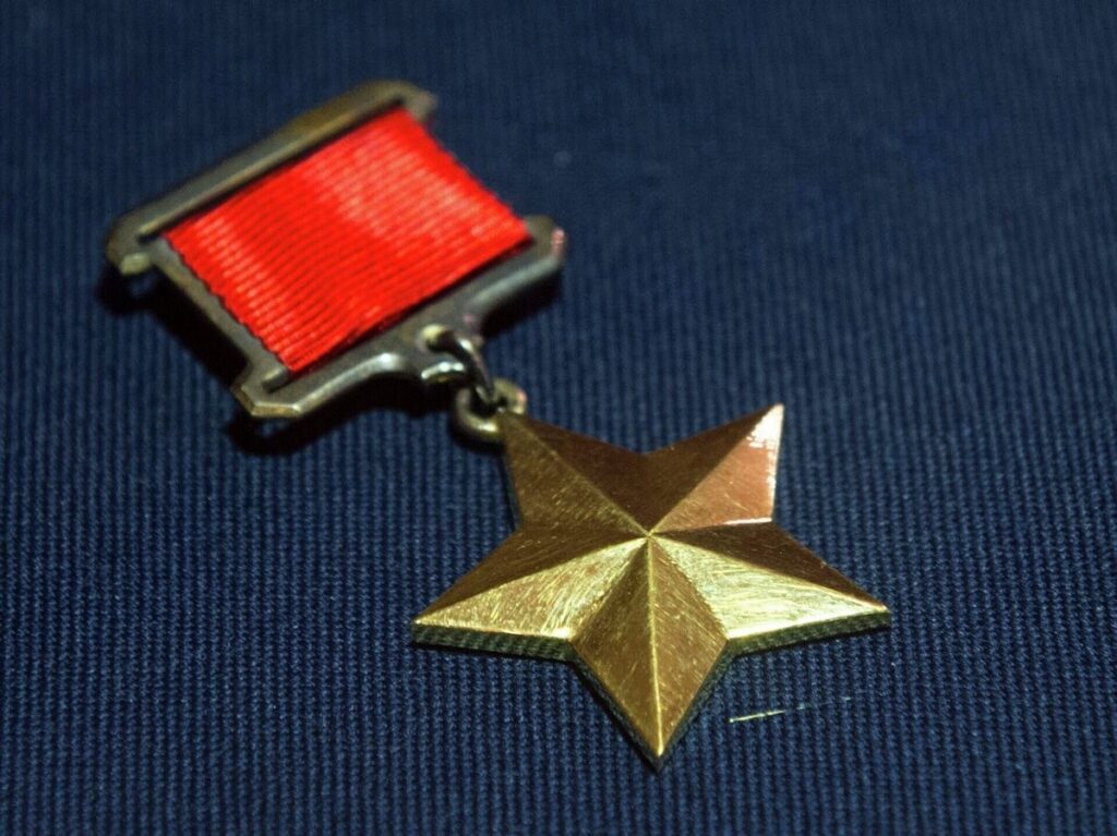 Кто из советских партизан первым удостоен звания Героя Советского Союза?