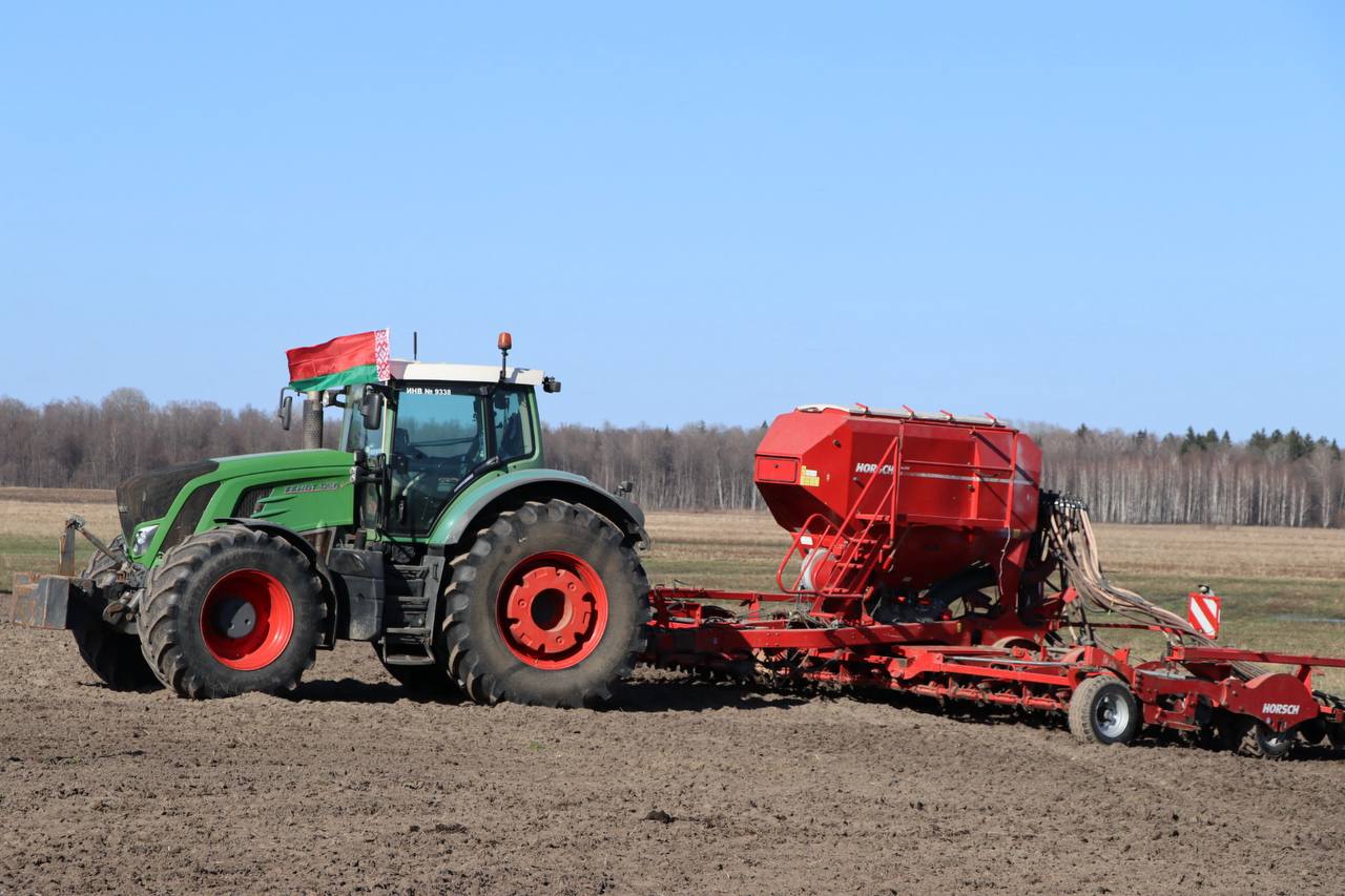 Узнали, кто стал лучшим механизатором на весеннем севе на 13 апреля