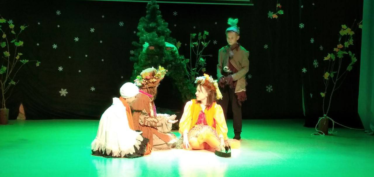 Участники образцового театра "Летуценнікі" Любанской детской школы искусств порадовали зрителей премьерой 