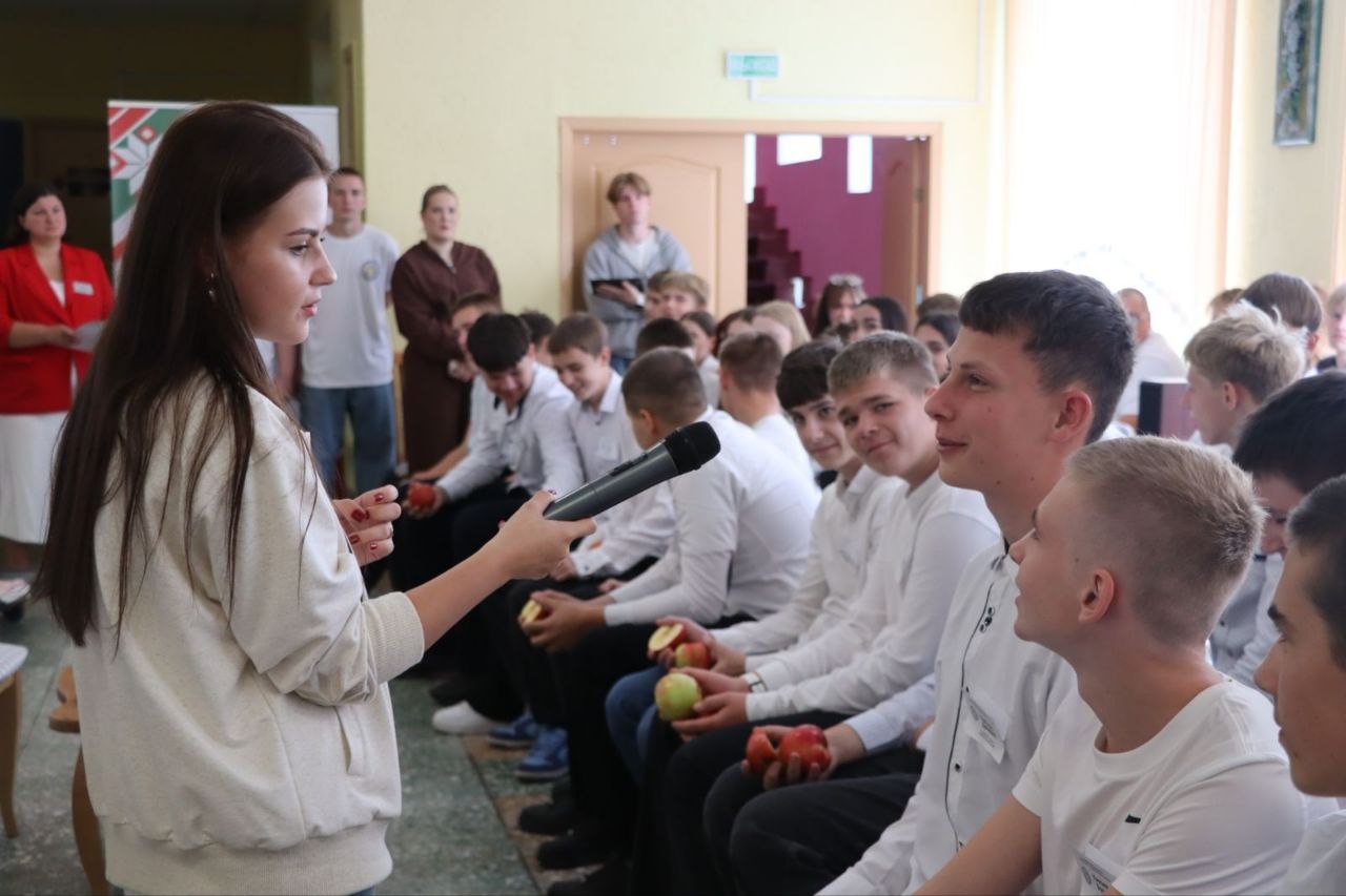 Рэспубліканская акцыя Беларусь адзіная ў Любані: адкрыты дыялог з навучэнцамі каледжа і метафара з яблыкам