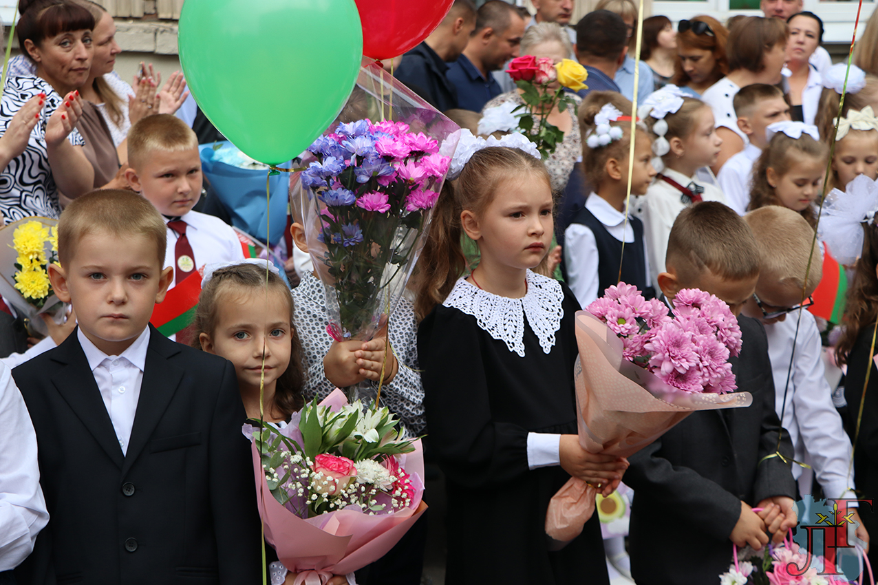 Торжественные линейки, посвященные Дню знаний, прошли во всех учреждениях образования Любанщины