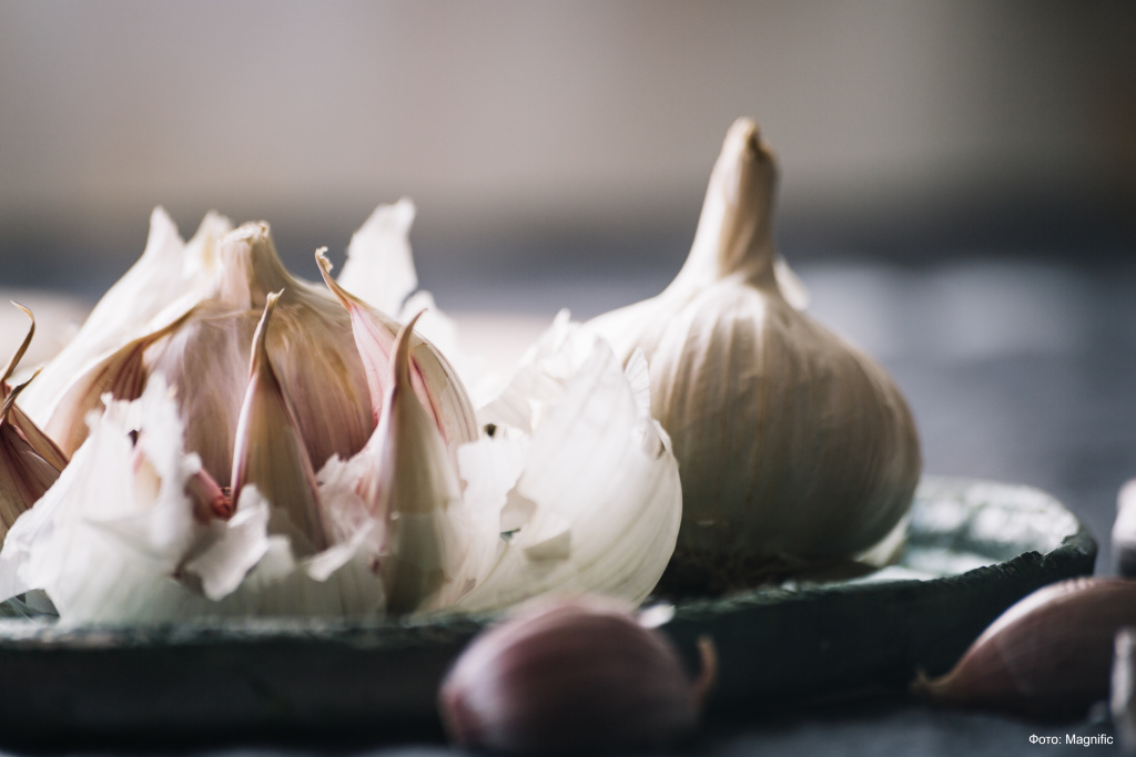close-up-peeled-garlic (1).jpg