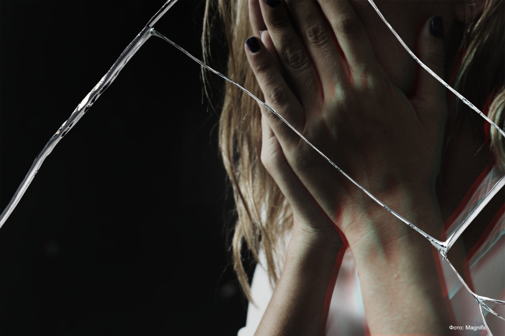 depressed-woman-with-cracked-glass-effect (1).jpg depressed-woman-with-cracked-glass-effect (1).jpg