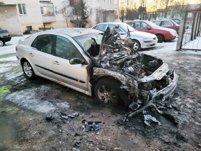 13 марта во дворе многоквартирного дома по ул. Боровика в Любани загорелся автомобиль