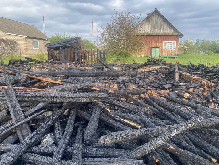 На пожаре в Старых Юрковичах сгорела надворная постройка, предназначенная для хранения дров